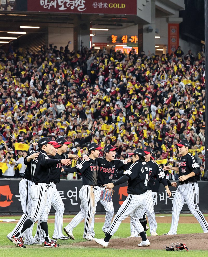 31일 오후 대전 한화생명볼파크에서 열린 프로야구 2025 신한 SOL뱅크 KBO 한국시리즈 5차전 LG트윈스와 한화 이글스의 경기, 4대 1로 승리하며 통합 우승을 차지한 LG 선수들이 그라운드로 뛰어나와 환호하고 있다. 2025.10.31/뉴스1 ⓒ News1 구윤성 기자