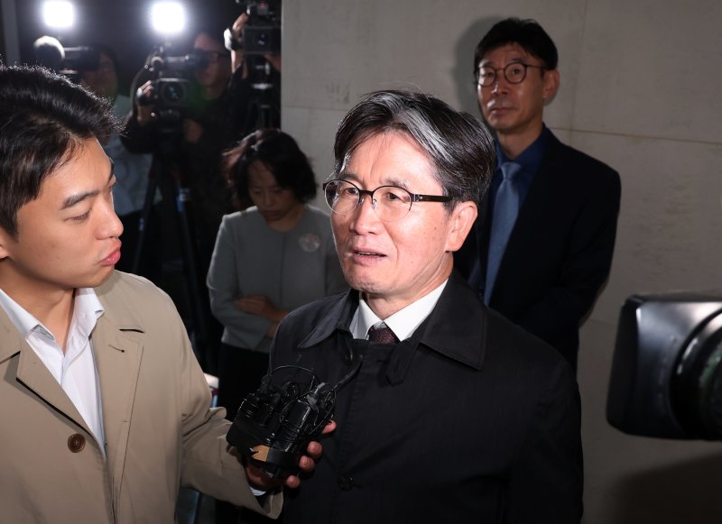 [서울=뉴시스] 조성우 기자 = 오동운 고위공직자범죄수사처(공수처) 처장이 1일 오전 서울 서초구 순직 해병 특별검사팀 사무실에서 피의자 소환 조사를 받기 위해 출석하고 있다. 2025.11.01. xconfind@newsis.com