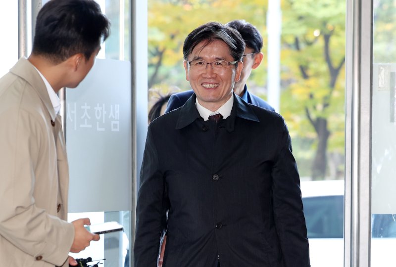 [서울=뉴시스] 조성우 기자 = 오동운 고위공직자범죄수사처(공수처) 처장이 1일 오전 서울 서초구 순직 해병 특별검사팀 사무실에서 피의자 소환 조사를 받기 위해 출석하고 있다. 2025.11.01. xconfind@newsis.com