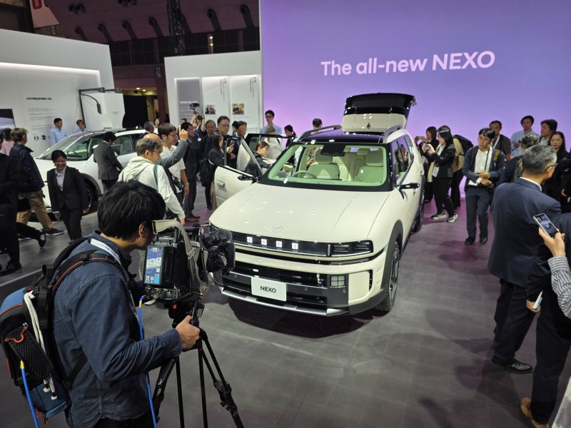 [도쿄=뉴시스] 박현준 기자 = 지난 29일 '재팬 모빌리티쇼 2025'에서 취재진과 자동차 업계 관계자들이 현대차 '디 올 뉴 넥쏘'를 살펴보고 있다. 2025.10.31 parkhj@newsis.com *재판매 및 DB 금지