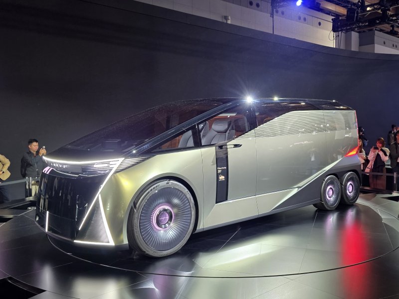 [도쿄=뉴시스] 박현준 기자 = 지난 29일(현지시간) 일본 도쿄 빅 사이트에서 열린 '재팬 모빌리티쇼 2025'에 렉서스 LS 콘셉트 차량이 공개된 모습. 2025.10.31. parkhj@newsis.com *재판매 및 DB 금지