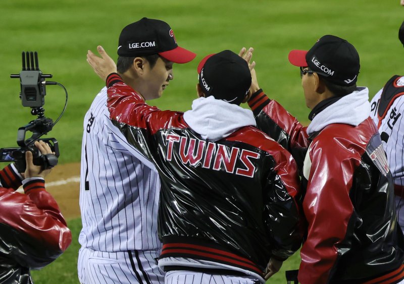 [서울=뉴시스] 홍효식 기자 = 27일 오후 서울 송파구 잠실야구장에서 열린 2025 KBO 한국시리즈 2차전 한화 이글스와 LG 트윈스의 경기, LG가 13-5로 승리한 가운데 문보경이 염경엽 감독에게 격려받고 있다. 2025.10.27. yesphoto@newsis.com