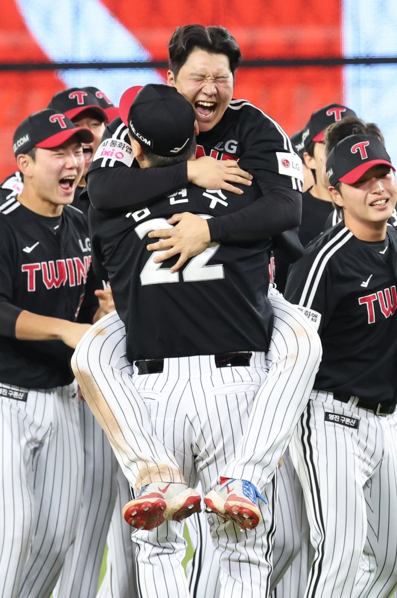 [대전=뉴시스] 강종민 기자 = 31일 대전 중구 한화생명볼파크에서 2025 KBO 한국시리즈 우승을 차지한 LG 트윈스 선수들이 환호하고 있다. 2025.10.31. ppkjm@newsis.com