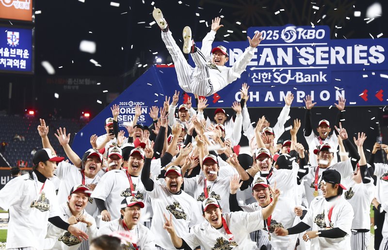 [대전=뉴시스] 김근수 기자 = 31일 대전 중구 한화생명볼파크에서 열린 2025 KBO 한국시리즈 5차전 LG 트윈스와 한화 이글스의 경기에서 4승 1패 기록으로 통합 우승을 차지한 LG 선수들이 염경엽 감독을 헹가래 하고 있다. 2025.10.31. ks@newsis.com