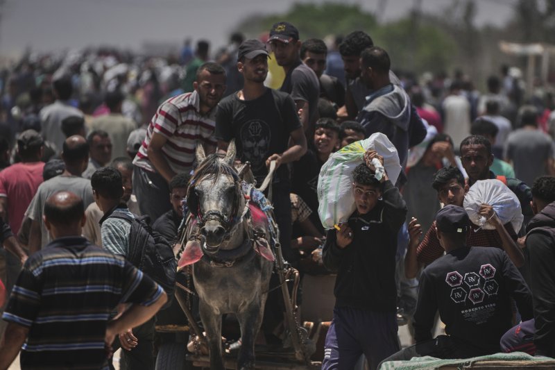 팔레스타인 가자지구 남부 라파 내 현지인들이 지난 1일(현지시간) 미국 구호단체 가자인도주의재단(GHF)이 제공한 식량과 구호물자를 받고 있다. 뉴시스