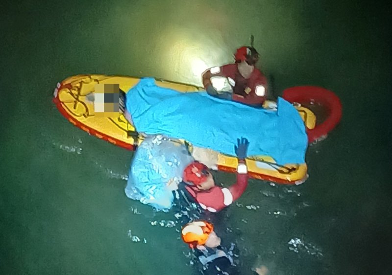 구조되는 20대 여성 (출처=연합뉴스)