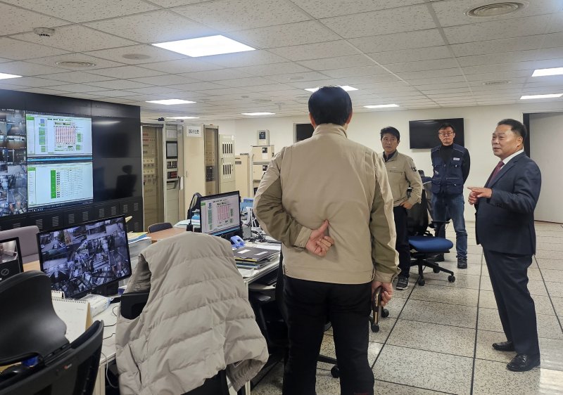 [창원=뉴시스]경남관광재단 배종천(맨 오른쪽) 신임 대표이사가 10월 31일 경남도로부터 임명장을 받은 후 취임식 대신에 재단 사무실이 있고 재단이 관리하는 창원컨벤션센터(CECO, 세코) 종합상황실을 방문해 직원들을 격려하고 있다.(사진=경남관광재단 제공) 2025.110.01. photo@newsis.com