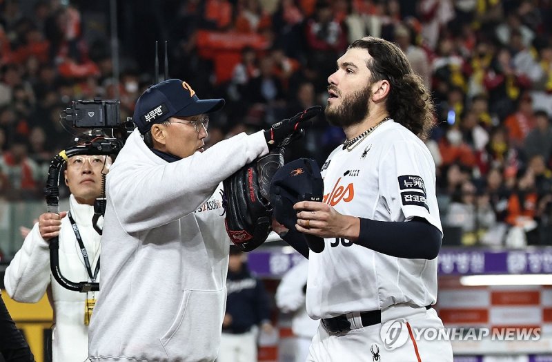 6이닝 마치고 더그아웃으로 향하는 한화 폰세 (출처=연합뉴스)