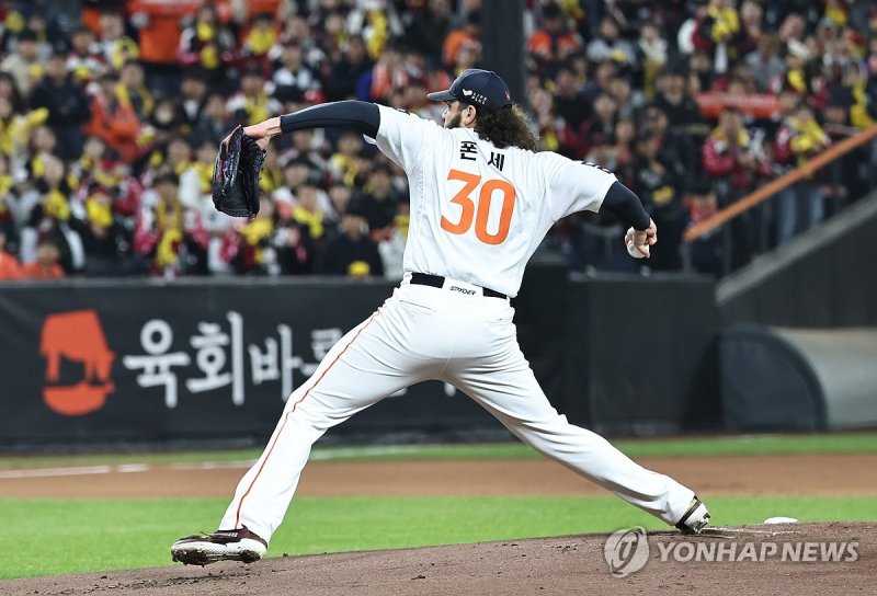 역투하는 한화 선발 폰세 (출처=연합뉴스)