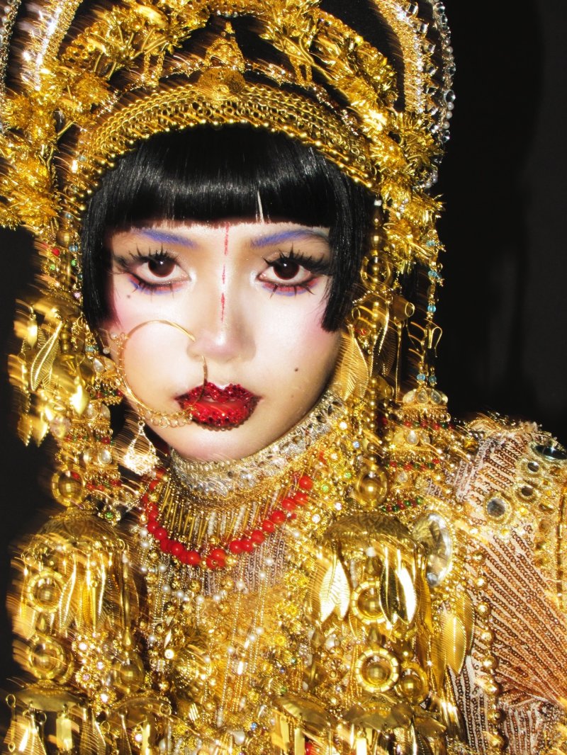 블랙핑크 리사, 온몸에 황금이…"이게 다 얼마야"