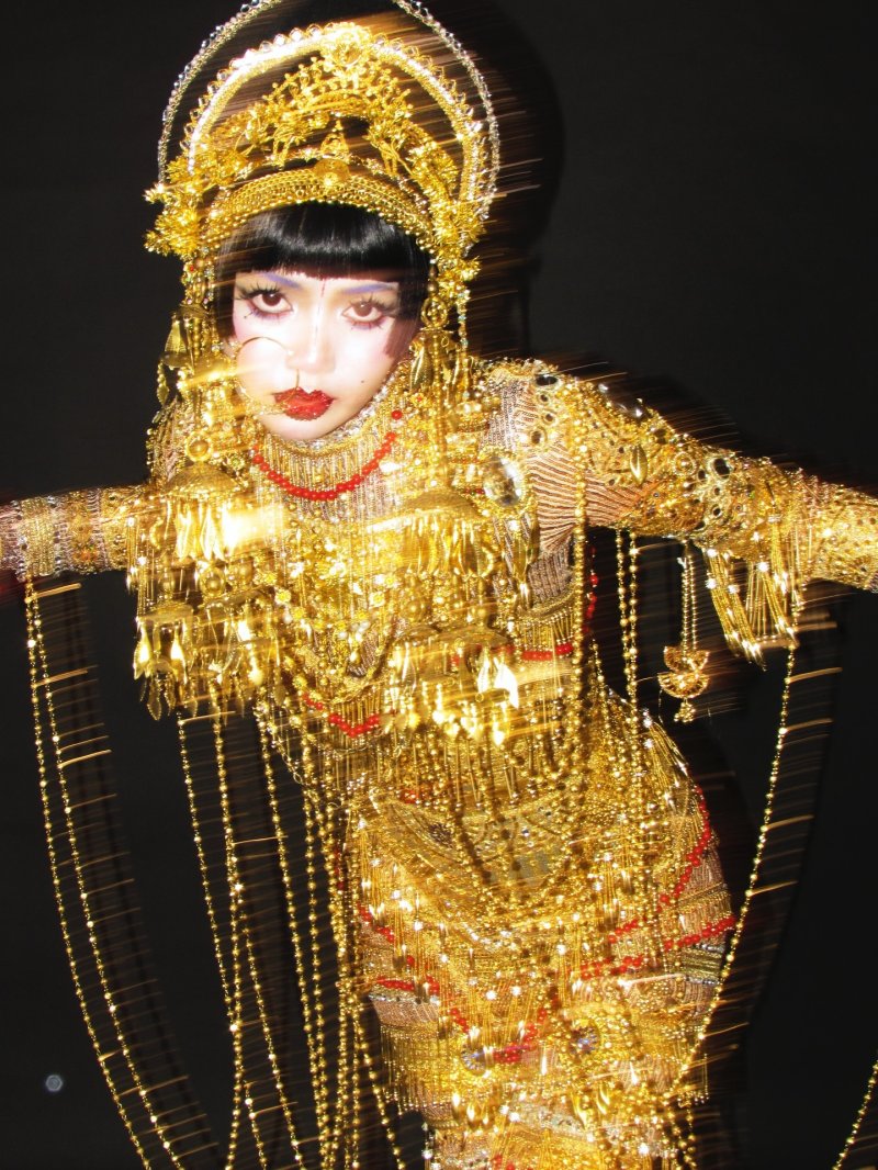 블랙핑크 리사, 온몸에 황금이…"이게 다 얼마야"