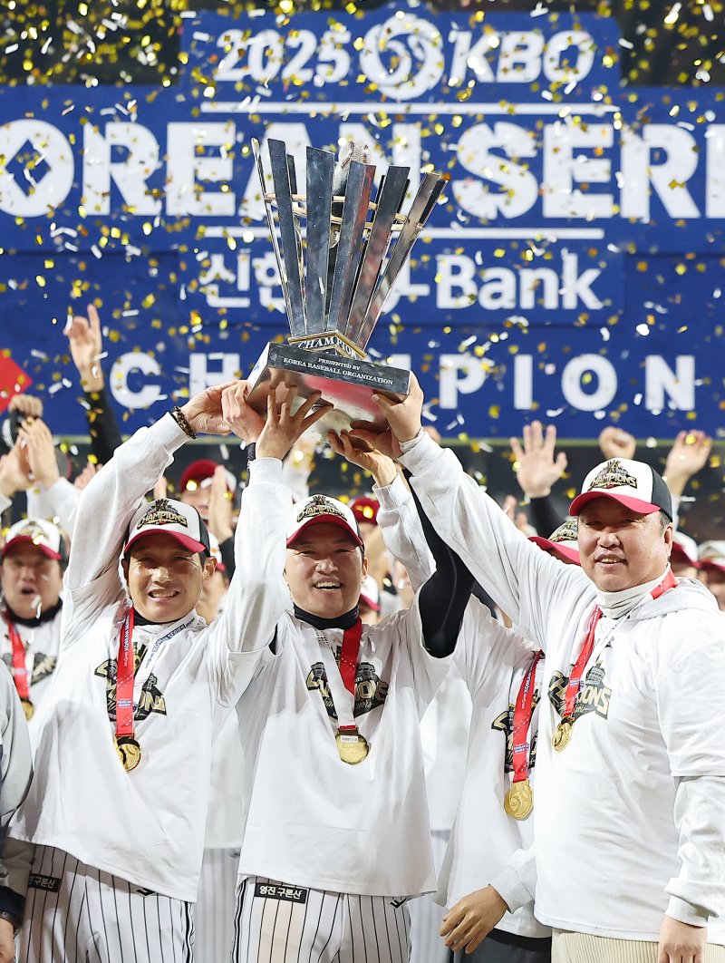 31일 대전 한화생명볼파크에서 열린 프로야구 2025 신한 SOL뱅크 KBO 포스트시즌 한국시리즈 5차전 LG 트윈스와 한화 이글스의 경기, 4대1 승리를 거두며 2년 만에 통합우승을 달성한 LG 염경엽 감독과 주장 박해민, 차명석 단장이 우승 트로피를 번쩍 들고 있다. 2025.10.31/뉴스1 ⓒ News1 김진환 기자