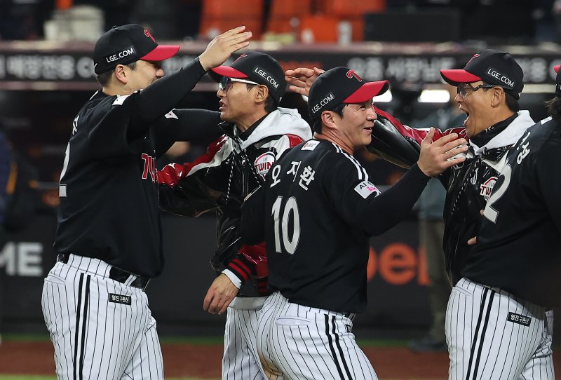 31일 대전 한화생명볼파크에서 열린 프로야구 2025 신한 SOL뱅크 KBO 포스트시즌 한국시리즈 5차전 LG 트윈스와 한화 이글스의 경기, 4대1 승리를 거두며 2년 만에 통합우승을 달성한 LG 염경엽 감독이 선수들과 기쁨을 나누고 있다. 2025.10.31/뉴스1 ⓒ News1 김진환 기자