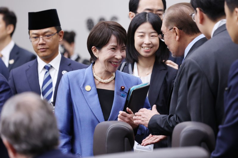 다카이치 사나에 일본 총리(가운데)가 지난 1일 경주화백컨벤션센터(HICO)에서 열린 2025 아시아태평양경제협력체(APEC) 정상회의 제2세션에서 안와르 이브라힘 말레이시아 총리와 대화하고 있다. 출처=연합뉴스