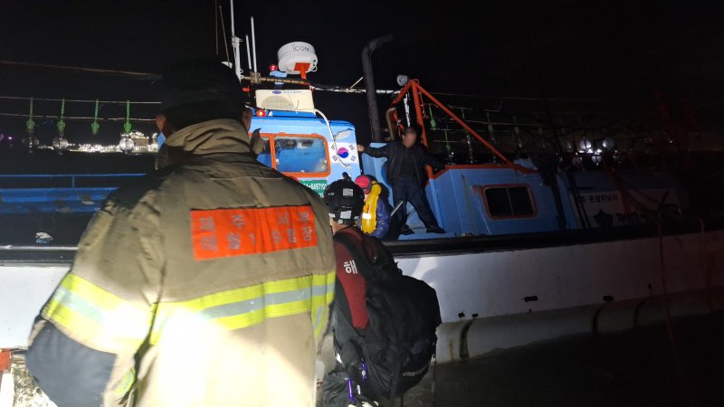 [제주=뉴시스] 1일 오전 1시55분께 제주시 애월읍 고내포구 인근 해상에서 낚시어선이 좌초돼 소방과 해경이 구조에 나서고 있다. (사진=제주도소방안전본부 제공) 2025.11.01. photo@newsis.com *재판매 및 DB 금지