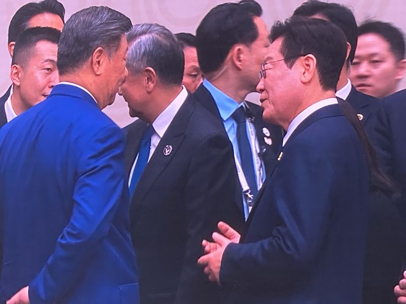 이재명 대통령이 1일 경주 APEC 폐막식에서 내년 의장직을 시진핑 중국 국가주석에게 인계뒤 대화하고 있다. 사진=김경수 기자