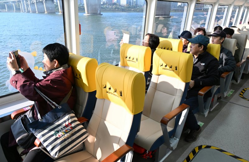 [서울=뉴시스] 한강버스 탄 승객들. 2025.11.01. (사진=서울시 제공) *재판매 및 DB 금지