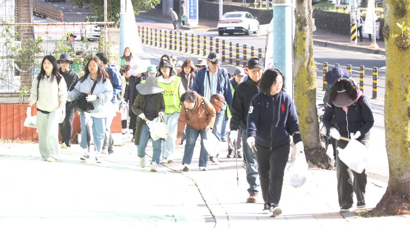 1일 제주시 신산공원과 오현단 일원에서 '걸으멍(걷고), 도르멍(뛰고), 주시멍(줍고)' 제7회 '제주 플로깅(Jeju-Plogging)'이 열렸다. 이 행사는 제주도지속가능발전협의회, 뉴스1제주본부, 제주녹색환경지원센터가 주최·주관하고 제주도, 제주도개발공사가 후원한다. 2025.11.1/뉴스1 ⓒ News1 강승남 기자
