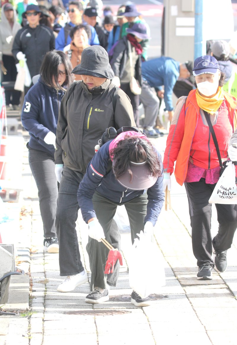 1일 제주시 신산공원과 오현단 일원에서 '걸으멍(걷고), 도르멍(뛰고), 주시멍(줍고)' 제7회 '제주 플로깅(Jeju-Plogging)'이 열렸다. 이 행사는 제주도지속가능발전협의회, 뉴스1제주본부, 제주녹색환경지원센터가 주최·주관하고 제주도, 제주도개발공사가 후원한다. 2025.11.1/뉴스1 ⓒ News1 강승남 기자