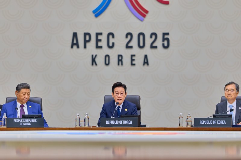 이재명 대통령이 1일 경북 경주시 화백컨벤션센터(HICO)에서 열린 2025 아시아태평양경제협력체(APEC) 정상회의 제2세션에서 개회사를 하고 있다. (대통령실 제공. 재판매 및 DB 금지) 2025.11.1/뉴스1 ⓒ News1 이재명 기자