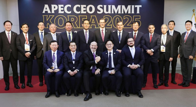 [서울=뉴시스] 김정관 산업통상부 장관이 지난 29일 경북 경주시 예술의 전당에서 열린 '서밋 비즈니스 라운드테이블'에 참석해 하워드 러트닉 미국 상무부 장관과 이재용 삼성전자 회장, 정의선 현대자동차그룹 회장, 최태원 SK 회장 등 국내 주요기업 CEO 등과 기념촬영 하고 있다. (사진=산업통상부 제공) 2025.10.31. photo@newsis.com *재판매 및 DB 금지