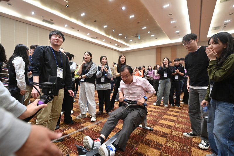 이현재 경기 하남시장이 지난달 30~31일 MZ 세대 공무원 대상 '조직 활성화 교육'에 참여해 직원들과 소통하고 있는 모습.(하남시 제공. 재판매 및 DB 금지)/뉴스1