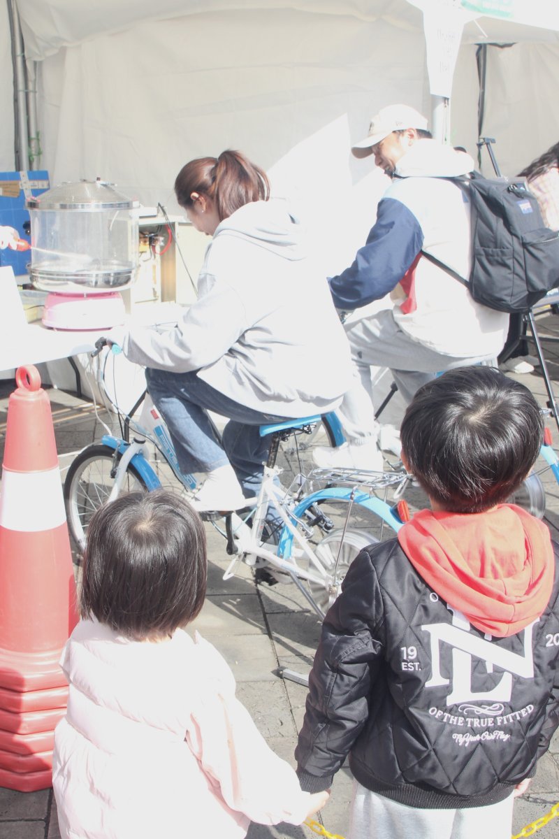 1일 제주시 신상공원에서 열린 제5회 제주 환경교육한마당에서 두 자녀를 둔 부부가 자전거 페달을 돌려 솜사탕을 만들고 있다./뉴스1