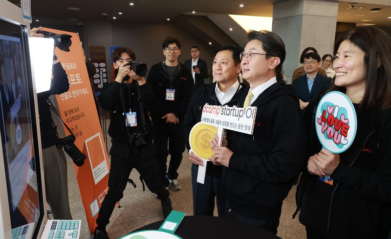 [서울=뉴시스] 이억원 금융위원장이 지난달 31일 서울 마포구 마포 프론트원에서 열린 은행권청년창업재단(d.camp) 스타트업 오픈 이노베이션 시상식에 참석해 스타트업과 금융기관의 우수협업사례를 살펴보고 있다. (사진=금융위원회 제공) 2025.11.1. photo@newsis.com *재판매 및 DB 금지