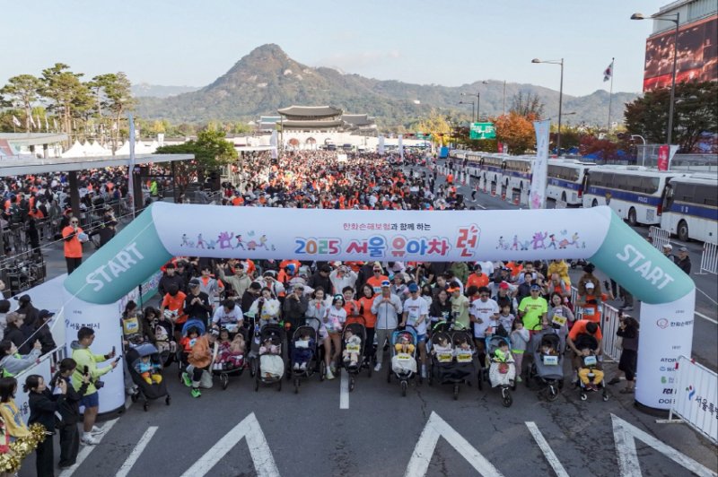 [서울=뉴시스] 오세훈 서울시장이 1일 오전 광화문광장에서 열린 '2025 서울 유아차 런'에서 대회 참가자들과 출발 준비를 하고 있다. 2025.11.01. (사진=서울시 제공) *재판매 및 DB 금지