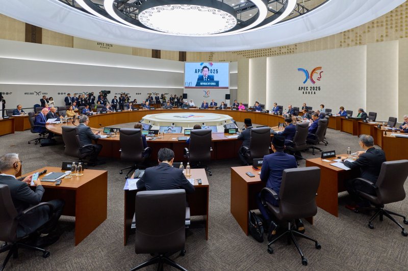 [경주=뉴시스] 최동준 기자 = 이재명 대통령이 31일 경북 경주화백컨벤션센터에서 열린 2025 아시아태평양경제협력체(APEC) 정상회의 제1세션에서 발언하고 있다. (사진=대통령실 제공) 2025.10.31. photo@newsis.com *재판매 및 DB 금지