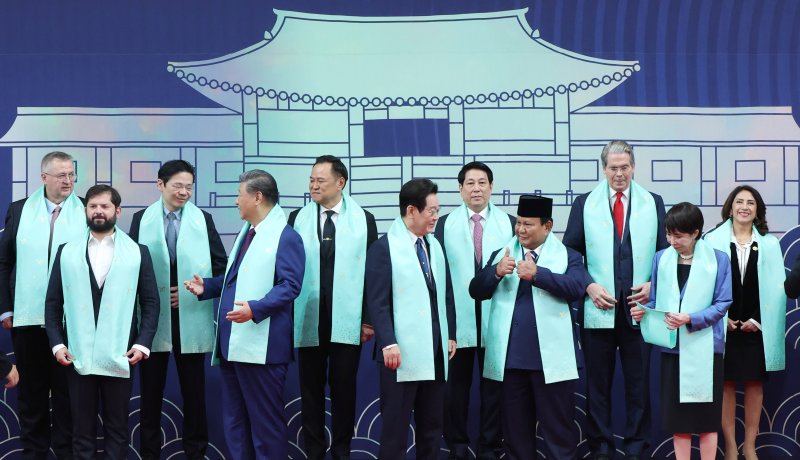 이재명 대통령이 1일 경북 경주화백컨벤션센터에서 APEC(아시아태평양경제협력체) 정상회의에 참석한 각국 정상들과 전통 한복 목도리를 하고 단체 기념촬영을 하고 있다. 뉴시스