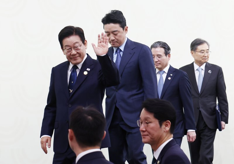 이재명 대통령이 2025 아시아태평양경제협력체(APEC) 정상회의 폐막일인 1일 오후 경북 경주화백컨벤션센터(HICO) 인근 국제미디어센터(IMC)에서 기자회견을 마치고 나서며 취재진들을 향해 인사하고 있다. 2025.11.1/뉴스1 ⓒ News1 김민지 기자