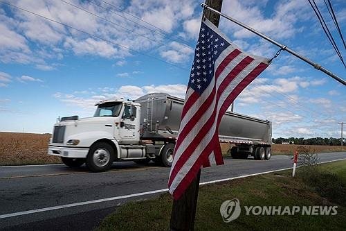 美, 중·대형 트럭에 25% 관세부과 개시…한국산 트랙터 등 영향 (출처=연합뉴스)