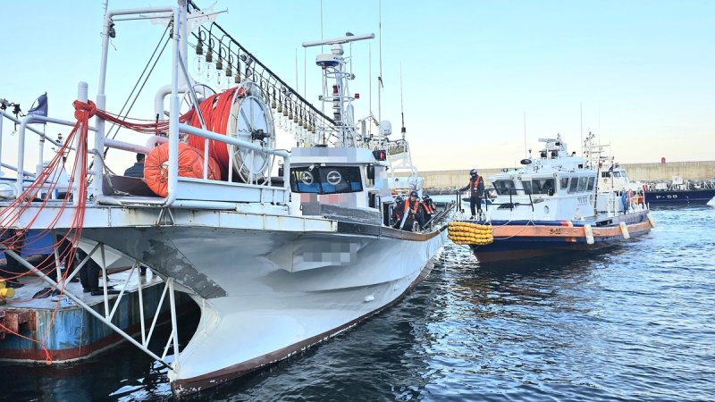 예인 작업 중인 통영해경 (출처=연합뉴스)