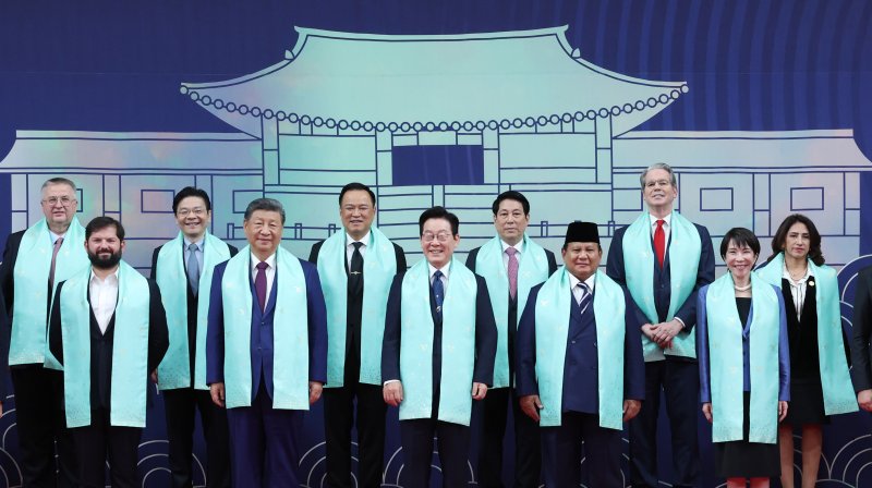 [경주=뉴시스] 최동준 기자 = 이재명 대통령이 1일 경북 경주화백컨벤션센터에서 열린 APEC(아시아태평양경제협력체) 정상회의 공식 기념촬영 행사에서 시진핑 중국 국가주석 등 각국 정상들과 기념촬영을 하고 있다. 2025.11.01. photocdj@newsis.com