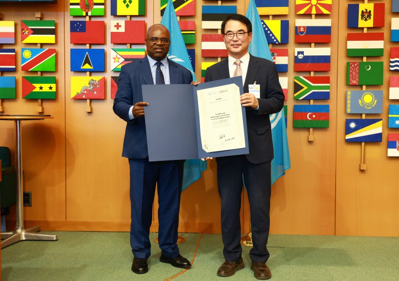 현지 시간 31일 이탈리아 로마 유엔식량농업기구 본부에서 고드프리 마그웬지 FAO 부사무총장(사진 왼쪽)으로부터 장충남 군수가 세계중요농업유산 인증서를 받고 있다.(남해군 제공. 재판매 및 DB금지)