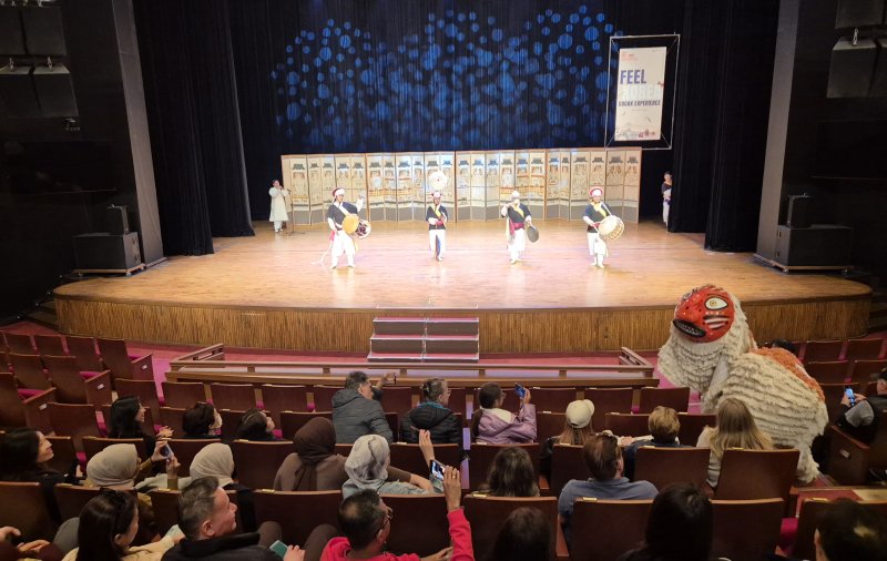 [용인=뉴시스] 이병희 기자 = 1일 오후 경기 용인시 경기국악원에서 외국인 관광객 대상 전통문화 체험 프로그램 'Feel Korea: Gugak Experience(한국을 느끼다: 국악 체험)'에 참여한 외국인들이 소쩍새의 공연을 보고 있다. 2025.11.01. iambh@newsis.com *재판매 및 DB 금지