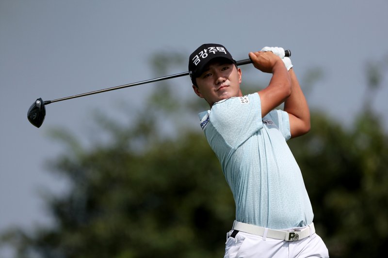 옥태훈이 10일 인천 중구 클럽72CC 오션코스에서 열린 KPGA 제39회 신한동해 오픈 최종라운드에서 6번홀 티샷을 치고 있다. (신한금융그룹 제공) 2023.9.10/뉴스1