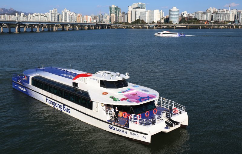 [서울=뉴시스] 조성우 기자 = 1일 운항을 재개한 한강버스가 서울 영등포구 여의도선착장에 들어서고 있다.지난달 18일 정식 운항을 시작한 한강버스는 잦은 고장으로 열흘 만에 승객 탑승을 중단했다. 지난달 29일부터 한 달여간 안전성과 서비스 품질을 보강하기 위해 무승객 시범운항을 했다. 2025.11.01. xconfind@newsis.com