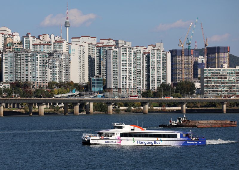 [서울=뉴시스] 조성우 기자 = 1일 운항을 재개한 한강버스가 서울 영등포구 여의도선착장 인근에서 마곡 방면으로 운항하고 있다.지난달 18일 정식 운항을 시작한 한강버스는 잦은 고장으로 열흘 만에 승객 탑승을 중단했다. 지난달 29일부터 한 달여간 안전성과 서비스 품질을 보강하기 위해 무승객 시범운항을 했다. 2025.11.01. xconfind@newsis.com