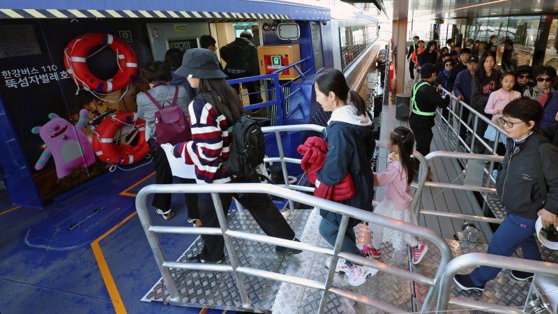 [서울=뉴시스] 조성우 기자 = 한강버스가 운항을 재개한 1일 서울 영등포구 여의도선착장에서 시민들이 한강버스에 탑승하고 있다.지난달 18일 정식 운항을 시작한 한강버스는 잦은 고장으로 열흘 만에 승객 탑승을 중단했다. 지난달 29일부터 한 달여간 안전성과 서비스 품질을 보강하기 위해 무승객 시범운항을 했다. 2025.11.01. xconfind@newsis.com