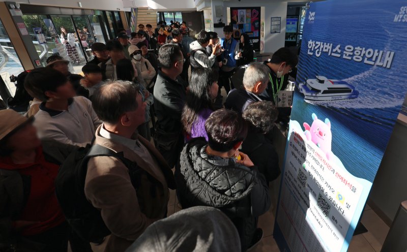 [서울=뉴시스] 조성우 기자 = 한강버스가 운항을 재개한 1일 서울 영등포구 여의도선착장에서 시민들이 한강버스를 타기 위해 대기히고 있다.지난달 18일 정식 운항을 시작한 한강버스는 잦은 고장으로 열흘 만에 승객 탑승을 중단했다. 지난달 29일부터 한 달여간 안전성과 서비스 품질을 보강하기 위해 무승객 시범운항을 했다. 2025.11.01. xconfind@newsis.com