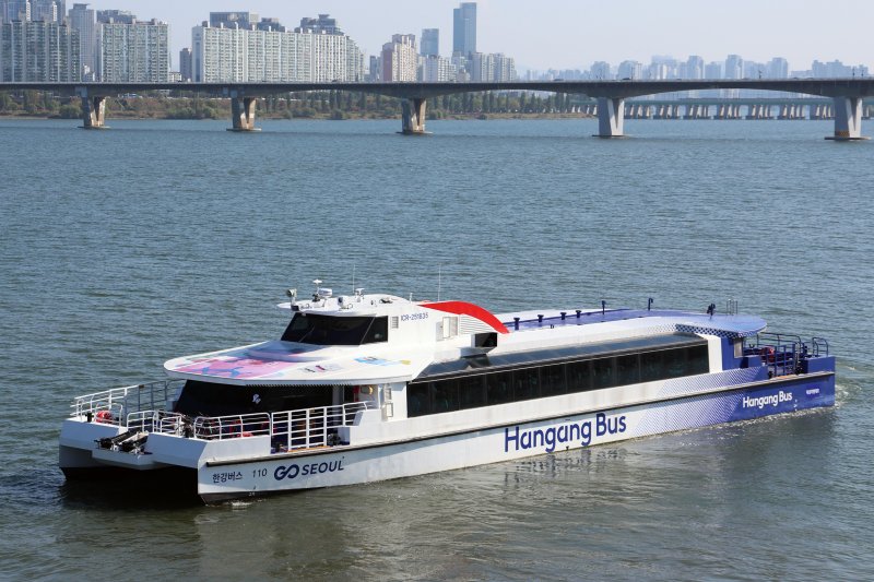 [서울=뉴시스] 조성우 기자 = 1일 운항을 재개한 한강버스가 서울 영등포구 여의도선착장을 나서고 있다.지난달 18일 정식 운항을 시작한 한강버스는 잦은 고장으로 열흘 만에 승객 탑승을 중단했다. 지난달 29일부터 한 달여간 안전성과 서비스 품질을 보강하기 위해 무승객 시범운항을 했다. 2025.11.01. xconfind@newsis.com