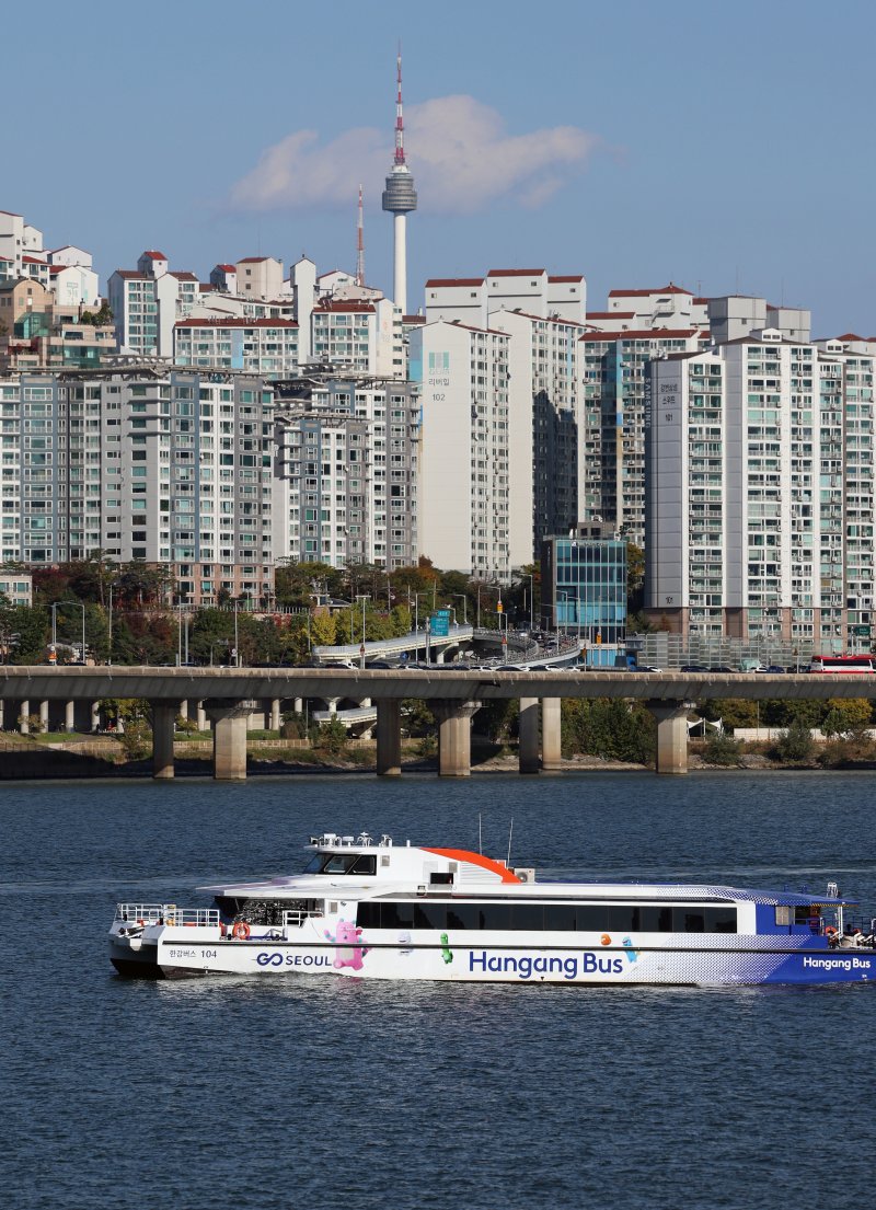 [서울=뉴시스] 조성우 기자 = 1일 운항을 재개한 한강버스가 서울 영등포구 여의도선착장 인근에서 마곡 방면으로 운항하고 있다.지난달 18일 정식 운항을 시작한 한강버스는 잦은 고장으로 열흘 만에 승객 탑승을 중단했다. 지난달 29일부터 한 달여간 안전성과 서비스 품질을 보강하기 위해 무승객 시범운항을 했다. 2025.11.01. xconfind@newsis.com