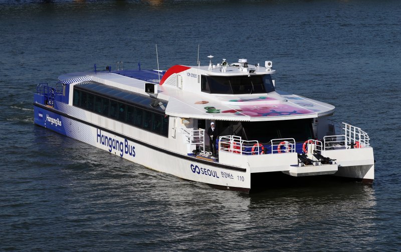 [서울=뉴시스] 조성우 기자 = 1일 운항을 재개한 한강버스가 서울 영등포구 여의도선착장에 들어서고 있다.지난달 18일 정식 운항을 시작한 한강버스는 잦은 고장으로 열흘 만에 승객 탑승을 중단했다. 지난달 29일부터 한 달여간 안전성과 서비스 품질을 보강하기 위해 무승객 시범운항을 했다. 2025.11.01. xconfind@newsis.com