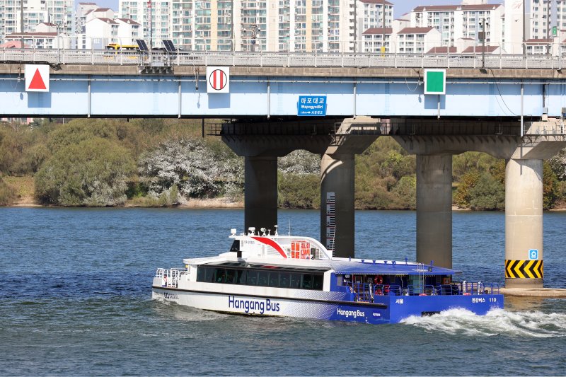 [서울=뉴시스] 조성우 기자 = 1일 운항을 재개한 한강버스가 서울 영등포구 여의도선착장을 나서 마포대교를 지나고 있다.지난달 18일 정식 운항을 시작한 한강버스는 잦은 고장으로 열흘 만에 승객 탑승을 중단했다. 지난달 29일부터 한 달여간 안전성과 서비스 품질을 보강하기 위해 무승객 시범운항을 했다. 2025.11.01. xconfind@newsis.com