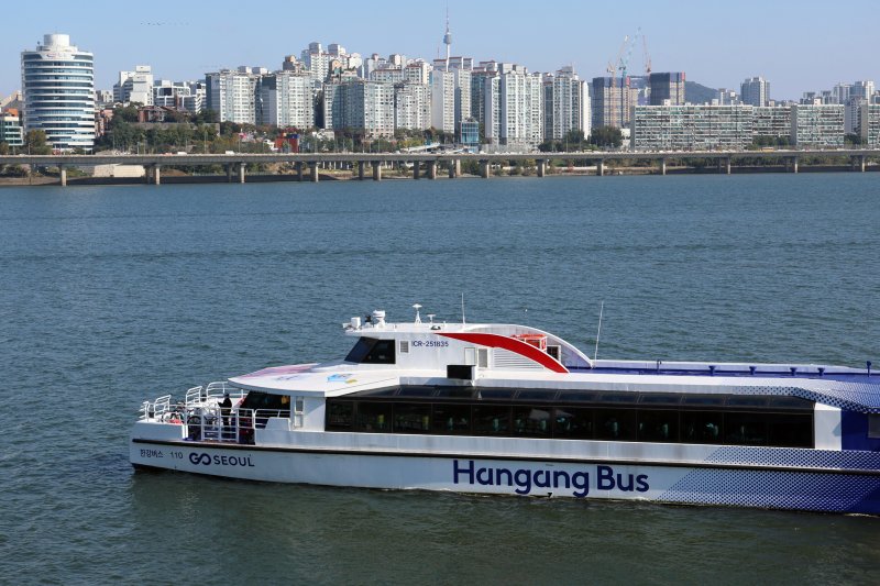 [서울=뉴시스] 조성우 기자 = 1일 운항을 재개한 한강버스가 서울 영등포구 여의도선착장을 나서고 있다.지난달 18일 정식 운항을 시작한 한강버스는 잦은 고장으로 열흘 만에 승객 탑승을 중단했다. 지난달 29일부터 한 달여간 안전성과 서비스 품질을 보강하기 위해 무승객 시범운항을 했다. 2025.11.01. xconfind@newsis.com