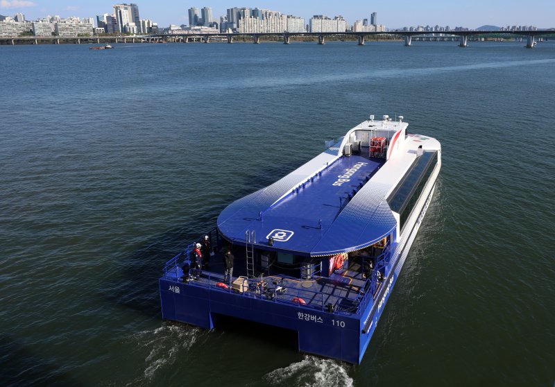 [서울=뉴시스] 조성우 기자 = 1일 운항을 재개한 한강버스가 서울 영등포구 여의도선착장을 나서고 있다.지난달 18일 정식 운항을 시작한 한강버스는 잦은 고장으로 열흘 만에 승객 탑승을 중단했다. 지난달 29일부터 한 달여간 안전성과 서비스 품질을 보강하기 위해 무승객 시범운항을 했다. 2025.11.01. xconfind@newsis.com