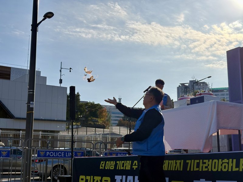 [서울=뉴시스] 한이재 기자 = 1일 오후 서울 용산구 전쟁기념관 앞에서 12.29 무안공항 제주항공 여객기 참사 유가족 협의회가 희생자 중 생일이 있었던 이들을 축하하고 이름을 적은 한지를 태우고 있다. 2025.11.01. nowone@newsis.com