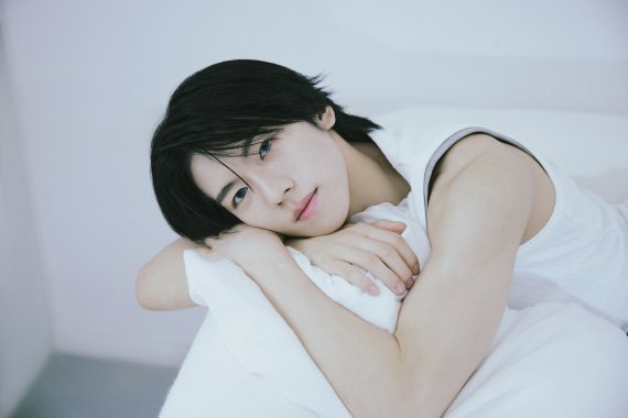 뉴비트, 홍민성 개인 티저…'청량+섹시' 압도적 비주얼